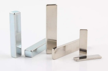 निसादित Neodymium बार मैग्नेट NiCuNi कोटिंग कस्टम स्थायी चुंबक नमूना उपलब्ध